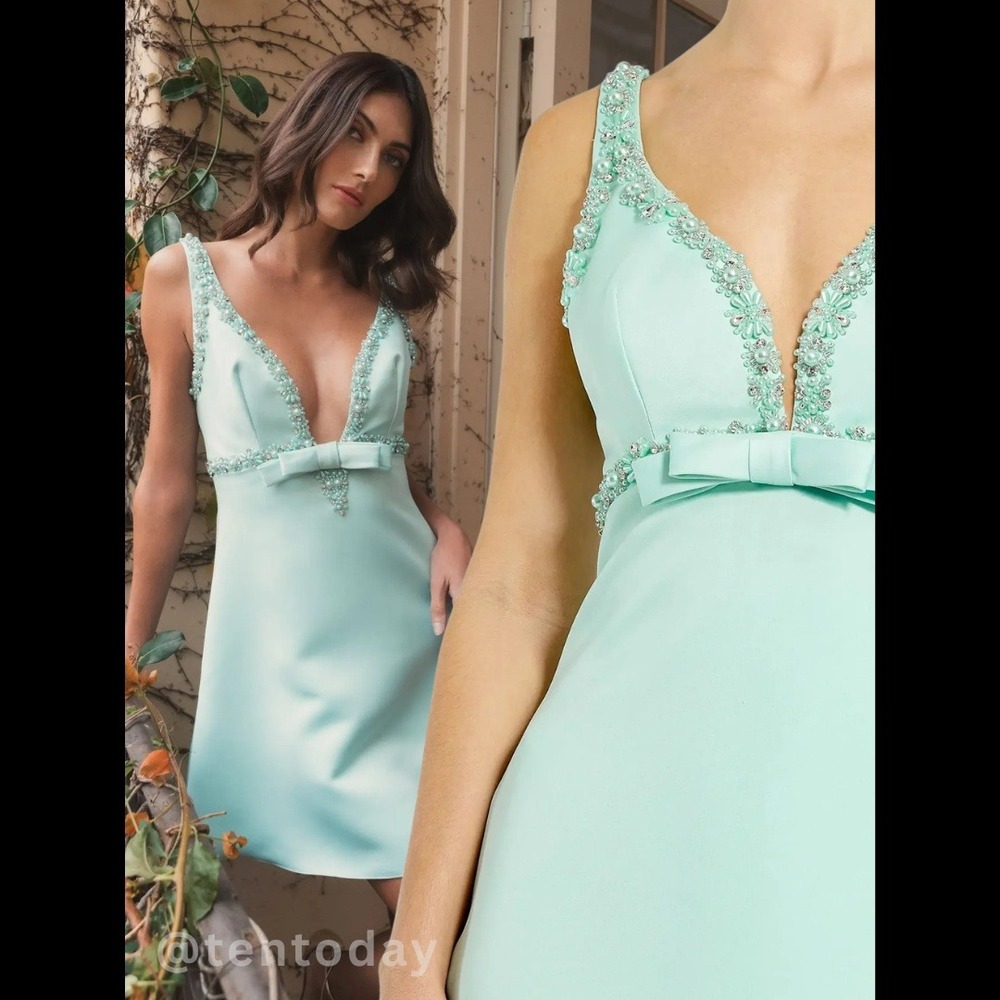 Mac Duggal Size 8 Mint Green Pastel Beaded Plunge V-Neck A-Line Mini Dress